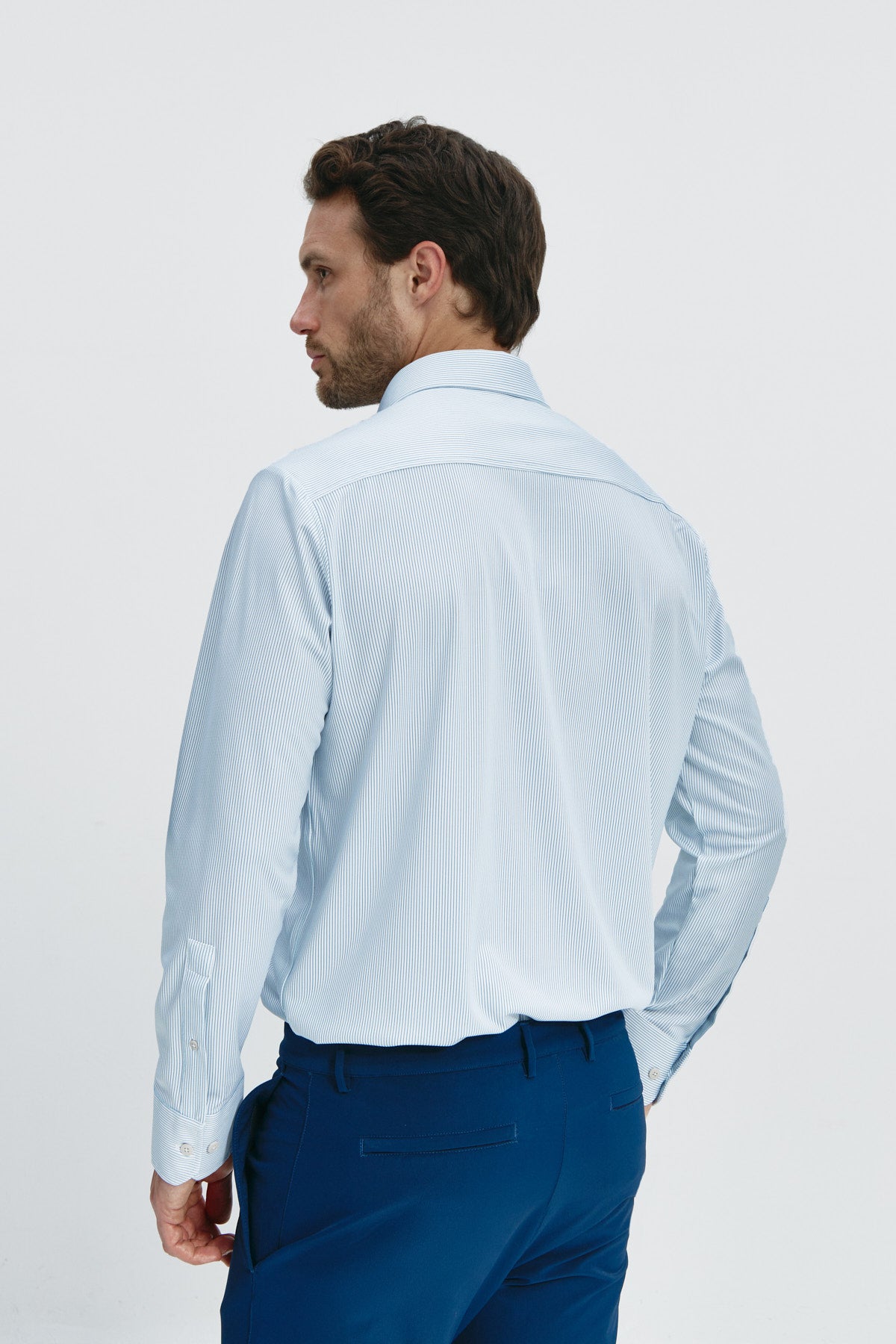Camisa social masculina regular de manga comprida listrada azul Sepiia: camisa social masculina regular de manga comprida, sem rugas e resistente a manchas, perfeita para terno ou blazer. Foto de volta